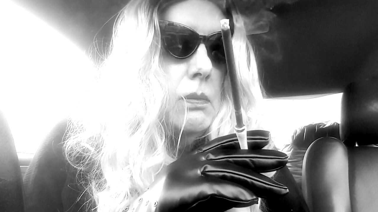 TSのおばあちゃんは車でMORE120メンソールを吸うのが大好き TS レディボーイ