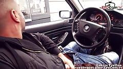 Un appuntamento rischioso di sesso pubblico con una milf gotica tedesca in auto