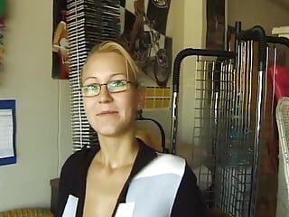 Minha prima Irena, uma loira natural com uma buceta raspada, fez uma audição pornô