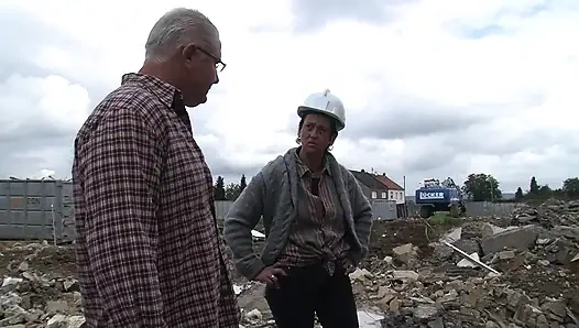 Dia menyetubuhi memek basah ini di lokasi konstruksi!