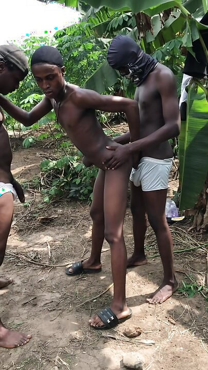 เกย์หนุ่มเย็ดสองท็อปส์ซูแอฟริกันกับควยยาวคนเดียว