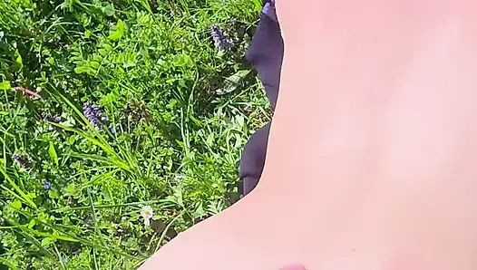 Süßes häschen wurde von einem fremden auf dem grünen feld gefickt.