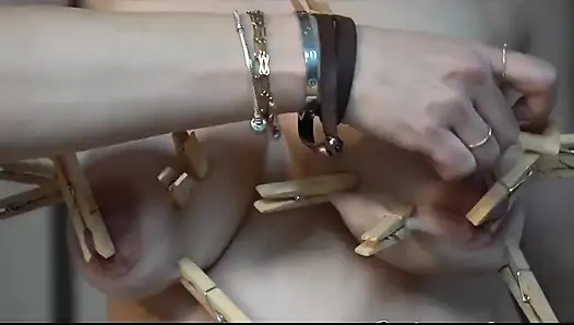 Göğüslerim ve meme uçlarımla çok fazla mandalayla oynarken izlemeyi sevenler