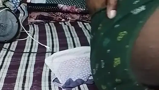 Дези бхабхи себя пальцами