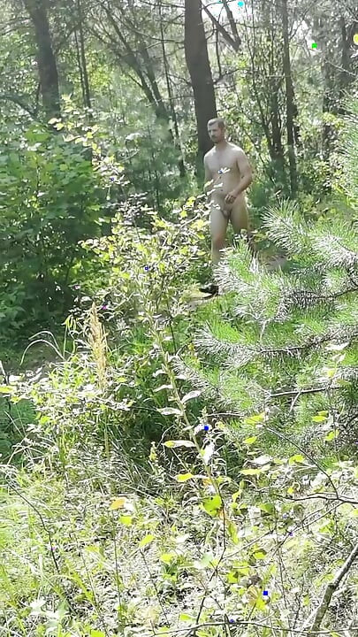 Ruski nudist šeta potpuno gol u prirodi