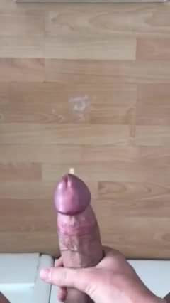 年轻的同性恋业余爱好者自慰并射出大量精液
