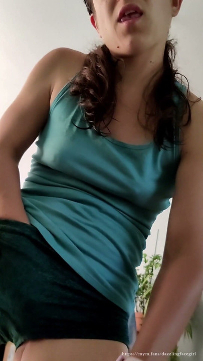 I suck your very big cock and touch myself in front of you, squirt for me! Dazzlingfacegirl | Clip 1