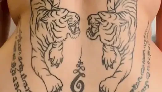 Azgın bir şekilde uyandım ve erkek arkadaşımın yarağını emdim ve sonra bana lezzetli bir sikiş yaptı
