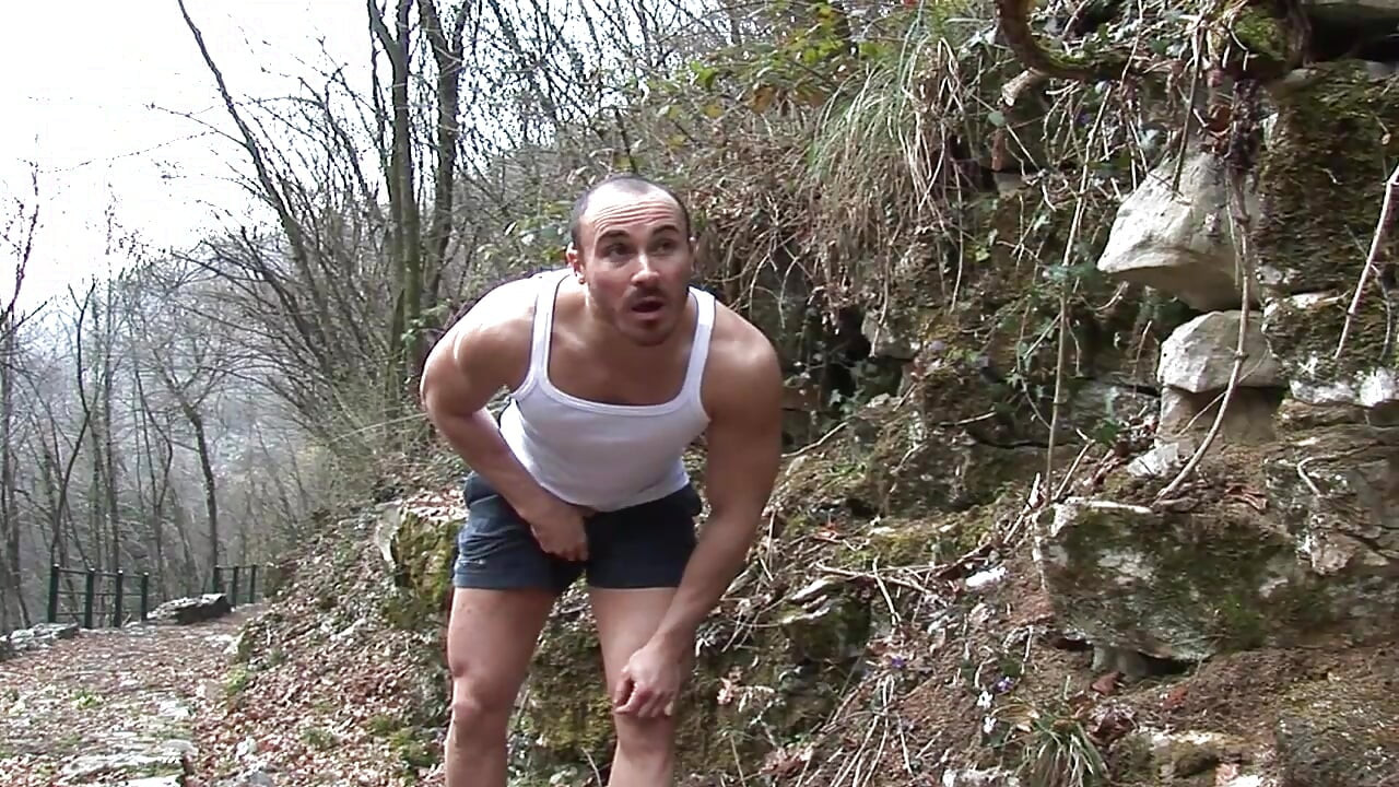 Badsoorat lekin pyar karta hai gudgudaee!