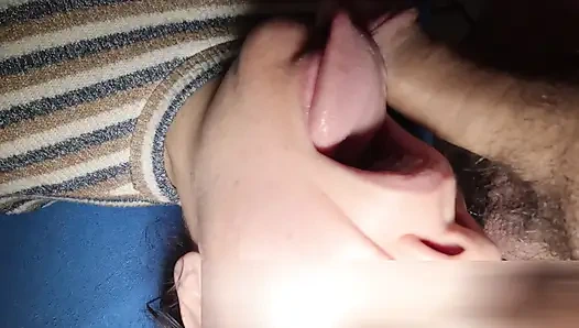 Orta yaşlı seksi komşum onu sikip içine boşalmamı isteyen aldatan bir sürtük