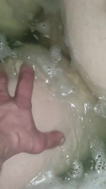 Detik yang tidak dapat dilupakan dari "Teman wanita montel seksi dapat perut besar dan tetek besarnya yang bagus diurut dalam tab mandi. Dia dapat zakar besarnya"