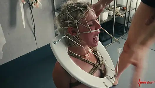 İnsan tuvaleti onlarca döl yutuyor ve sert bir yüz sikişi ve göt sikişi