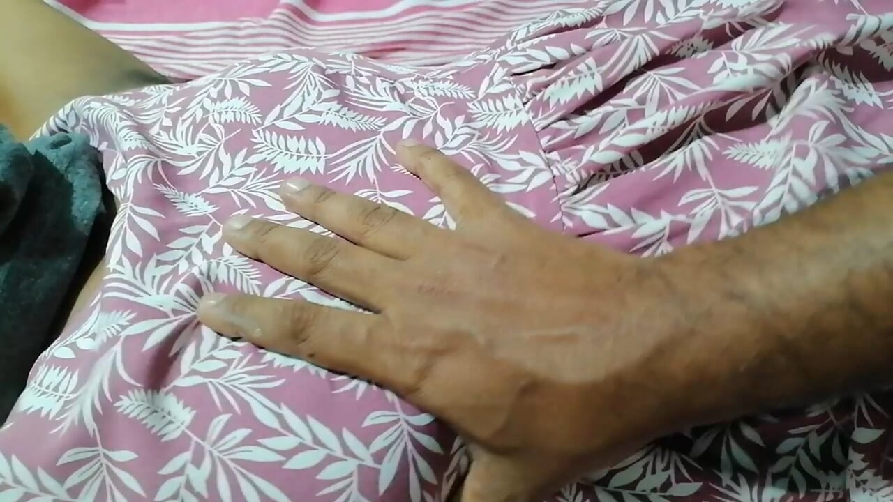 Fată indiană cu piept păros asiatic, complet nudă, corp fierbinte