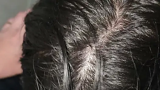 Gerçek orta yaşlı seksi kadın bar tuvaletlerinde sakso çekiyor ve yarak alıyor