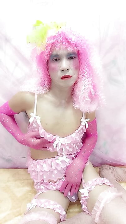 Oanh Le transgender w seksownej bieliźnie grająca na syntezatorze