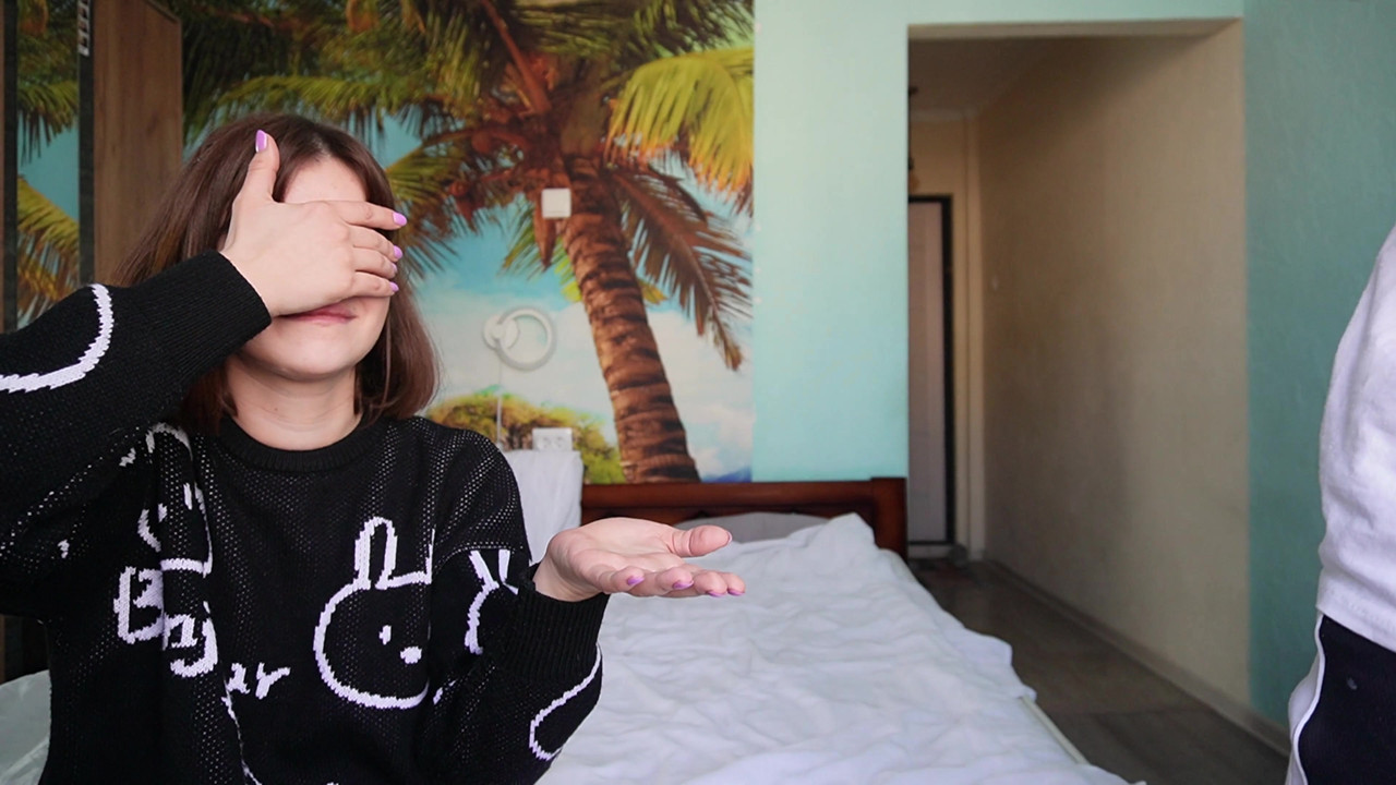 流行的在线游戏在视频博客期间变成继兄弟和继妹之间的性爱