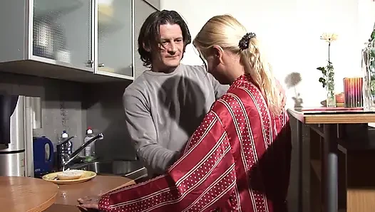 Sabah üvey kız kardeşle sikişiyor