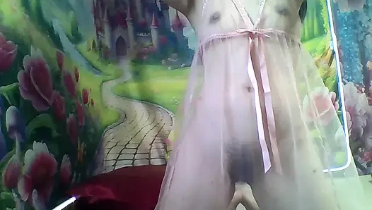 hana trägt sexy kleid in ihrem arbeitszimmer