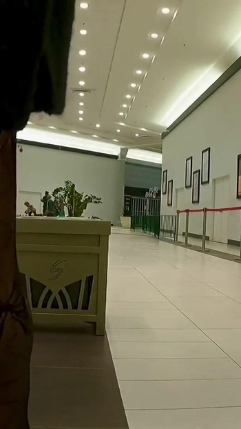 Spektakularan trenutak iz "Mall Flash In Sissy Chastity"