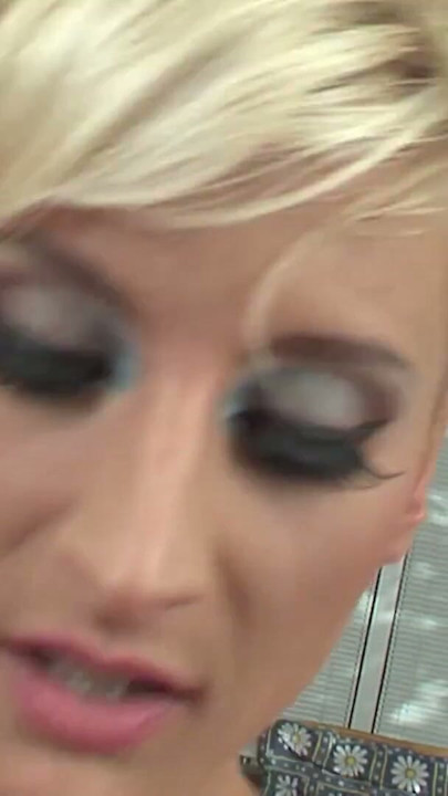 Notgeile Blondine ins Spa Hotel verfuehrt Sie fickt perfekt | Klip 1