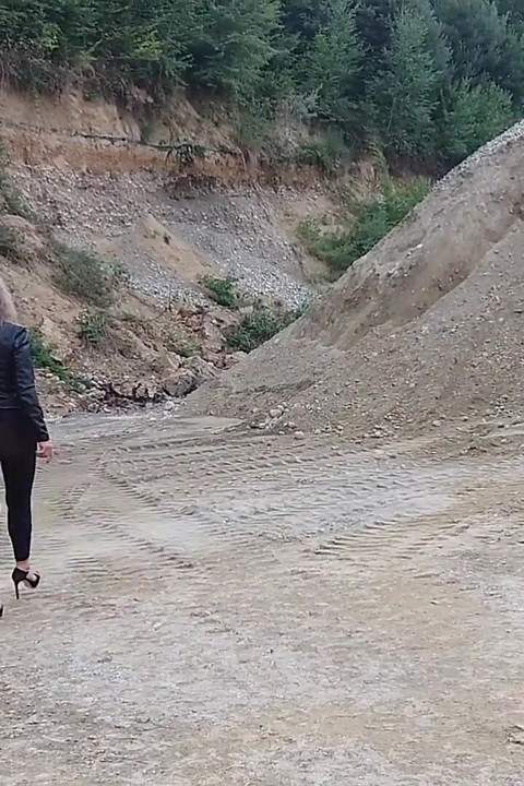 ¡la Abuela Deambula Por Una Gravera Con Mallas Ajustadas Y Tacones Altos!