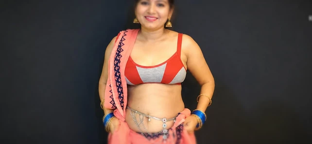 Bhabhi hält die hand ihres liebhabers und steckte sie in ihre muschi, um vor dem sex in reite zu fingern