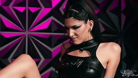 Bana itaat et: otel kadın egemenliği transangels