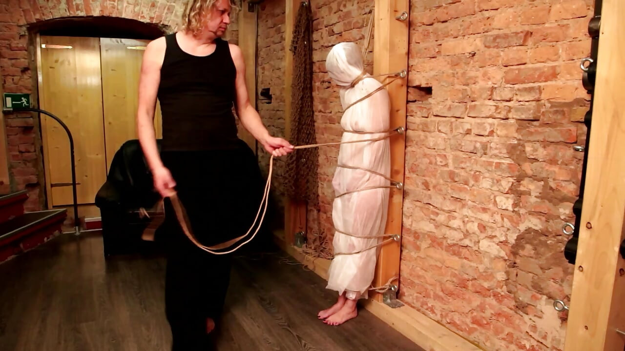 ถูกมัดและลงโทษ: ทาสสาวร่านถูกห่อแน่นในการทรมาน BDSM ฮาร์ดคอร์