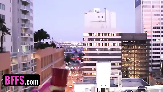 İki erkek arkadaş - seksi neon bikinili büyük memeli kız arkadaşlar festivalden sonra seks oyuncakları ve şanslı adamla çıldırıyor