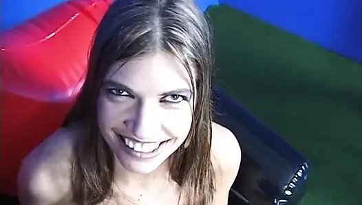 Симпатичная шлюшка сосет член в видео от первого лица