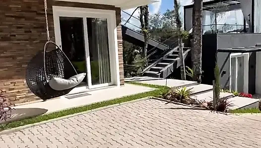 Aku ngintip tetanggaku yang nakal dan memeknya pakai sperma hangat