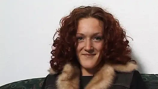 Si cewek imut rambut merah lagi asik fingering memeknya