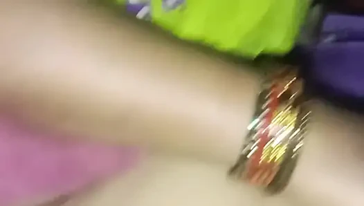 sagte, dass ihr bein verletzt war, also ließ ich sie gehen und dann spreizte sie ihre muschi und dann verführte sie mich, indem sie sexy redete.