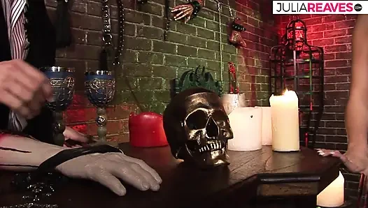 Cewek pirang menikmati seks keras yang dalam setelah mengisap kontol monster