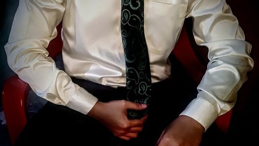 Cumming w koszuli i krawacie po biurze