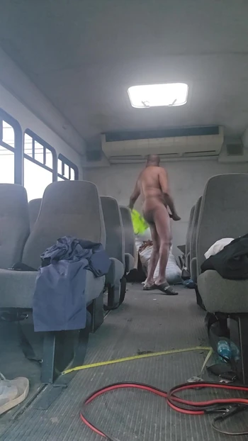 Spektakularan trenutak iz mini autobusa "Offsite nutt"