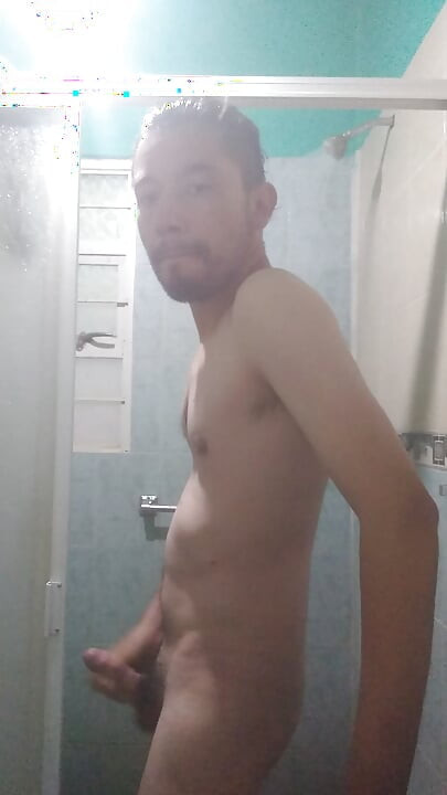 Yakışıklı adam duş alıyor