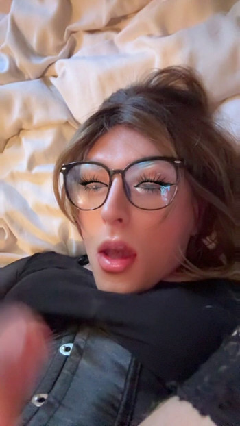 Mladi transvestit sam guta spermu po licu.