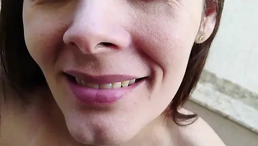 Красивая девушка с грудью добровольно сосёт член своего жениха во дворе дома свекрови