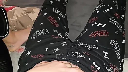 Meine Frau Gibt Mir Einen Handjob Auf Der Couch, Während Wir Abends Zusammen Fernsehen