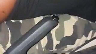 Un chauffeur indien baise une saoudienne dans la voiture et lui dit de lui jeter sa bite dans son gros cul