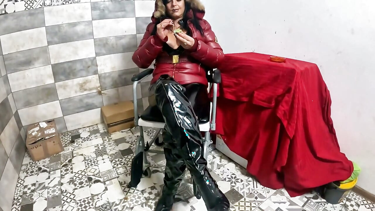 Rollstuhl-latex-MILF in verlassen dem zimmer. Rauchen, tisch-sex und doppel-sperma auf unterjacke