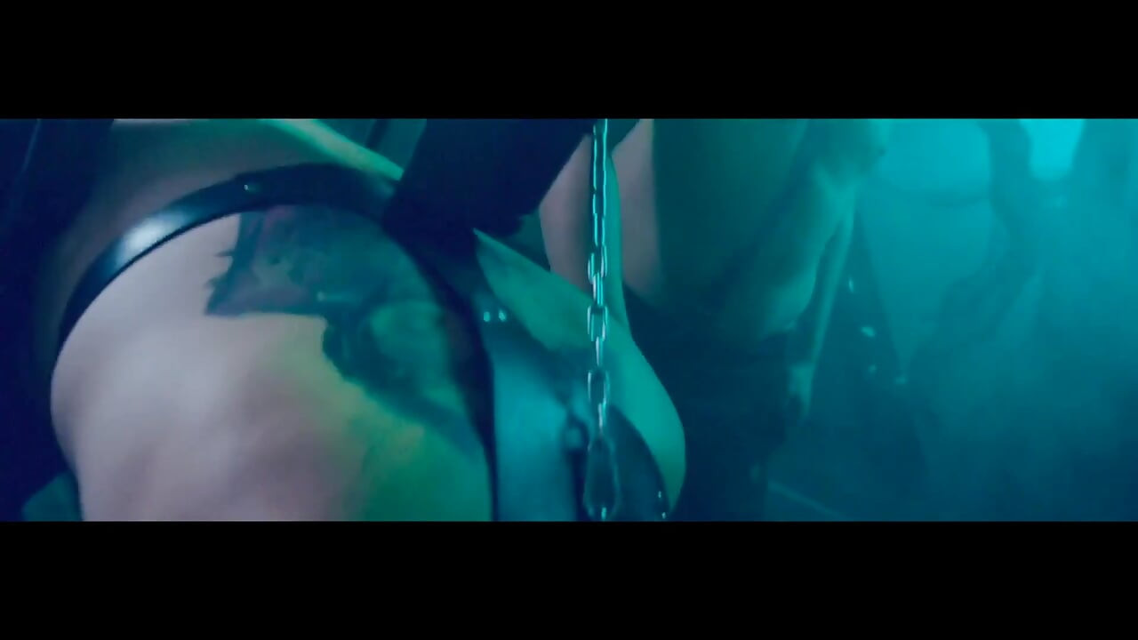 Köle kız bağlı ve sikiliyor!