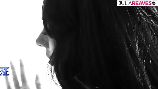 Seksi hatun gırtlağına kadar sakso çekiyor ve sonra üstüne çıkıyor ve boşalıyor