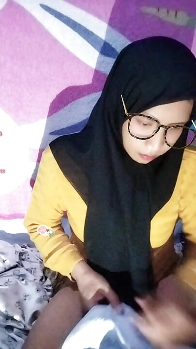 Hijab-mit hijab bekleidete waria will von der arbeit nach hause kommen und blasen und schnüffeln