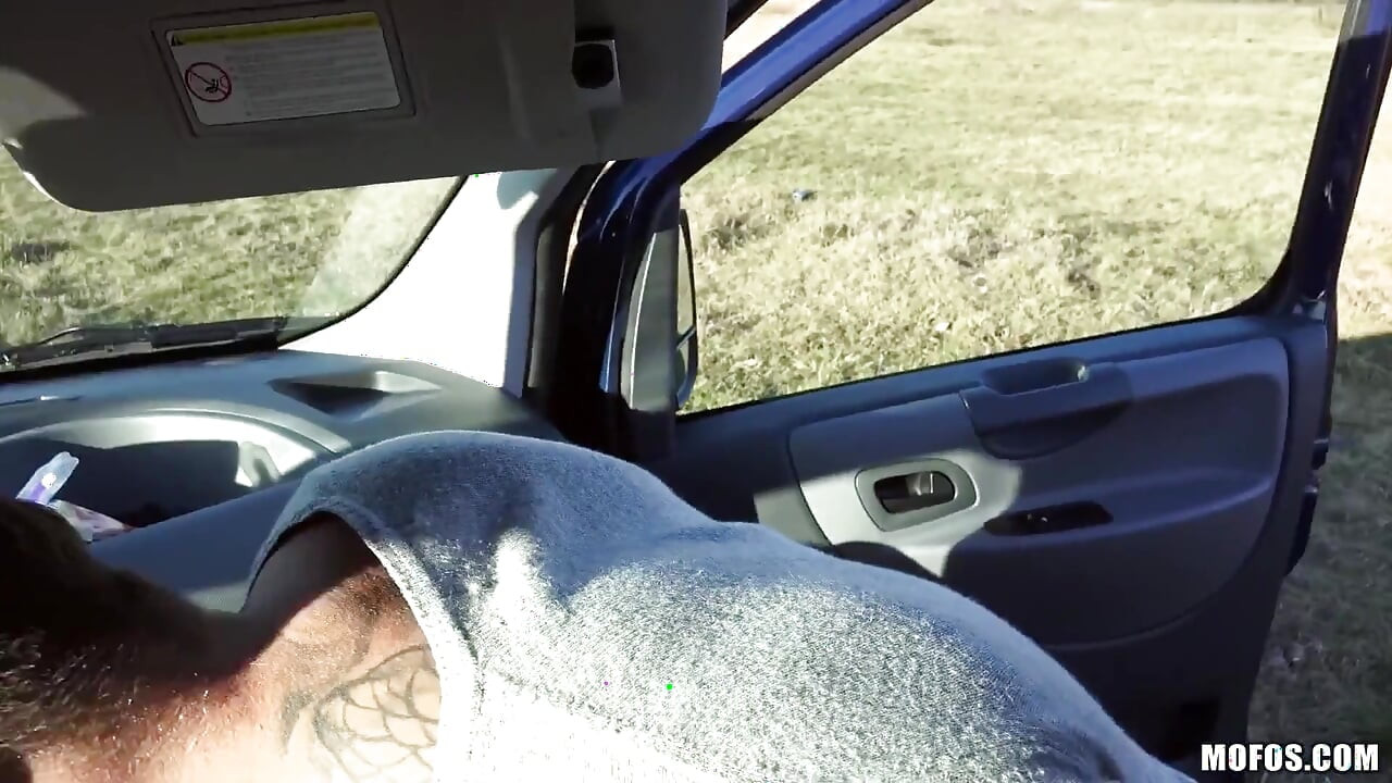 Mofos - Morena Tricia Teen recebe tratamento de orgia na estrada depois que Alexis chupa o pau do motorista
