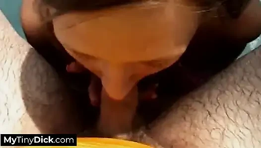 Cewek sange rambut cokelat ini lagi asik nyepong kontol kecilnya di pinggir kolam renang