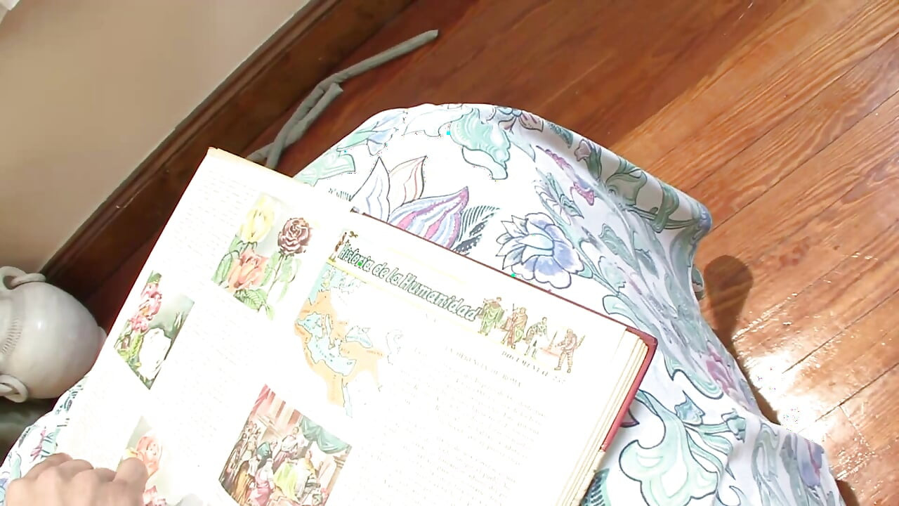 O transsexuală blondă în ciorapi negri futută în spate