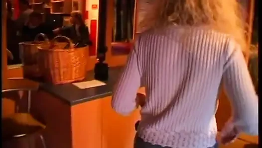 Sarışın kız amcığını birçok farklı yarakla parçalıyor
