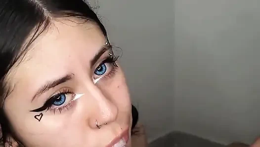 Ich gebe ihm einen erstaunlichen blowjob, bis er auf meine titten kommt - amateur-blowjob und abspritzen